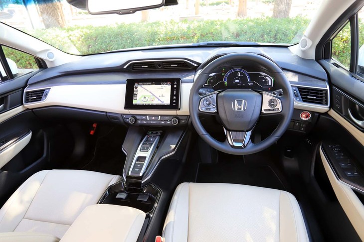 シンプルで視認性の良いデザインのコックピット。標準装備されるホンダ純正ナビゲーションシステム「Hondaインターナビ」は、NCS（日本充電サービス）の充電設備情報が表示可能だ。