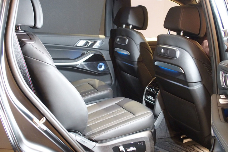 BMW X7ブラックアルファ（セカンドシート）