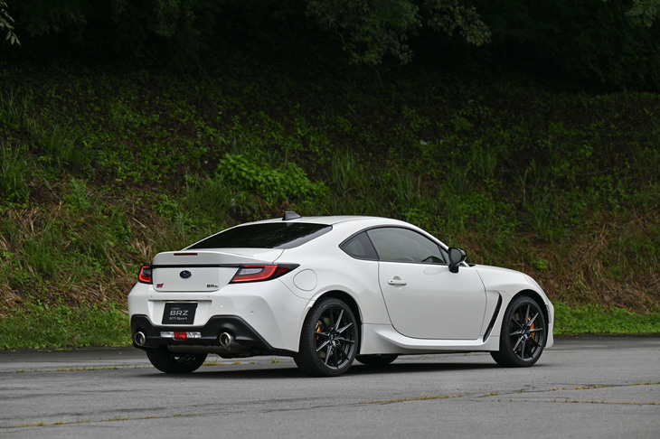今回の一部改良で、STIの専用チューニングサスペンションを装備した「BRZ STI Sport」が新設定された。6段MT車の車両本体価格は376万2000円、6段AT車は381万7000円。