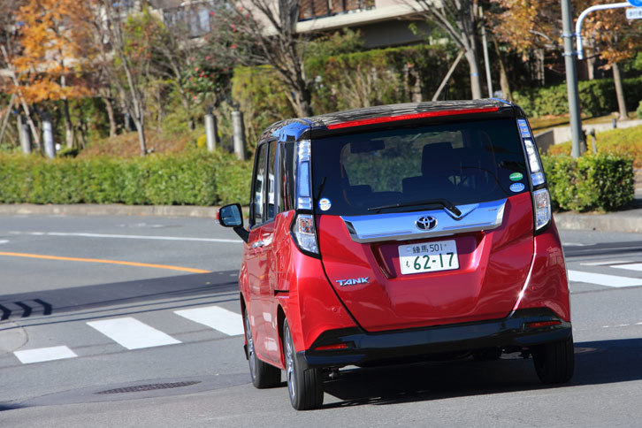 ターボ車の駆動方式はFFのみで、4WDの設定はない。燃費は21.8km/リッターと公称されている（JC08モード）。