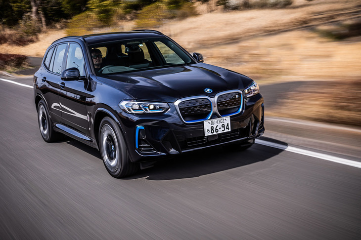 「BMWジェネレーション5 eドライブ リチウムイオンバッテリー」と呼ばれる駆動用バッテリーの容量は74kWh。前軸と後軸の間となる床下に敷き詰められている。一充電走行距離はWLTCモードで450km。