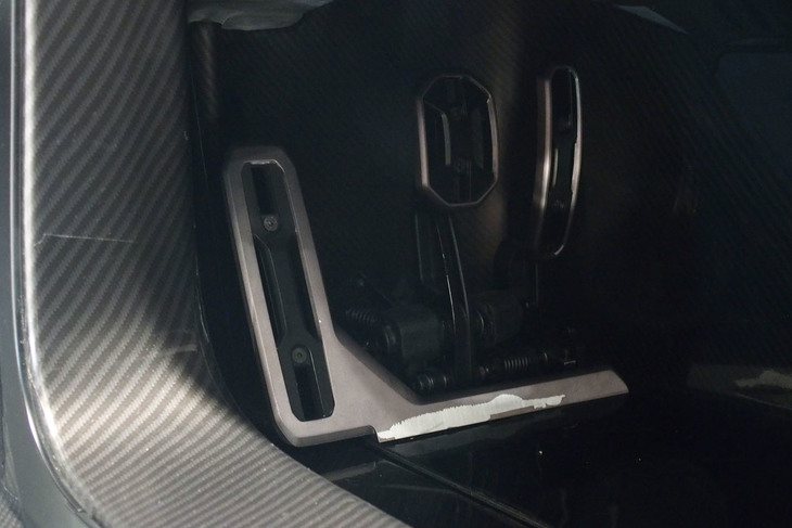 アストンマーティン・ヴァルハラ（ペダル）