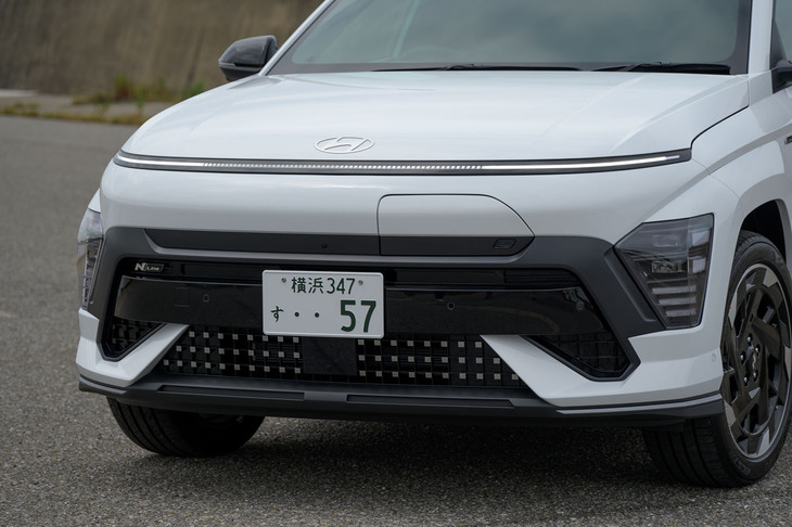 専用のフロントバンパーは開口部が大きくなったかのようにブラックの部分の占める割合が拡大。「N Line」のバッジも備わっている。