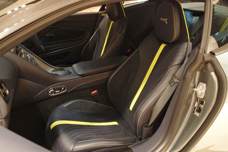 ブラックのレザーとアルカンターラで仕立てられた、「DB11 AMRシグネチャーエディション」のシート。
