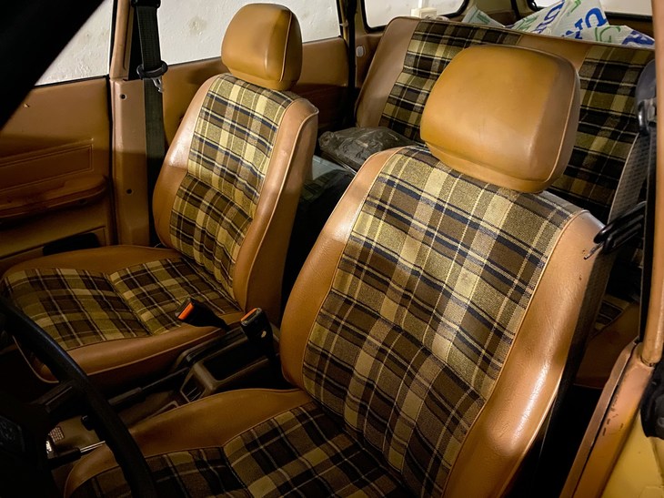 チェックのシート地は、今見ても心躍るデザインだ。「メルセデス・ベンツ300SL」のタータン柄や「ポルシェ911」の千鳥格子柄のように、スバルのアイコンにすればよかったのにと思う。