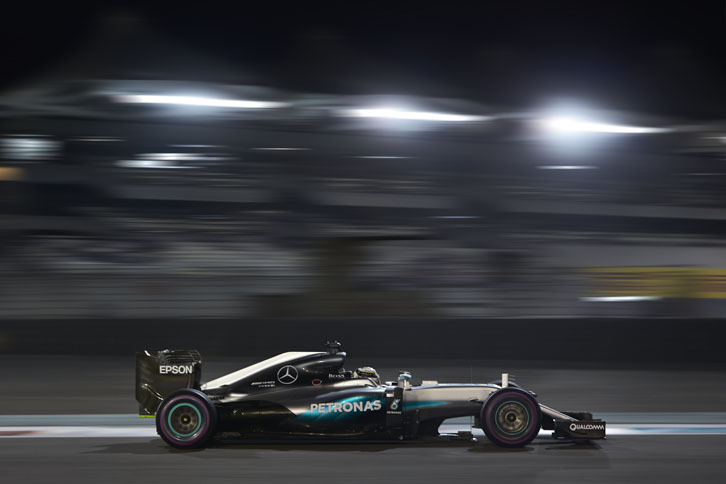 自力でタイトルを獲得できないハミルトンは、トップ走行中にペースを落とし、2位を走るロズベルグと、ライバルチームのセバスチャン・ベッテル、マックス・フェルスタッペンを競わせようとする“奇策”に出た。結果ロズベルグが2位を守り通したが、チームからは「ペースを上げろ」と強く命令されるなど緊迫した空気が伝わってきた。レース後には「危険でもアンフェアでもなかった」と自らの作戦の正当性を主張していたが、場合によってはさらに後味の悪いエンディングの可能性もあったはず。問題の火種になりかねない、元王者の「最後のあがき」だった。（Photo=Mercedes）