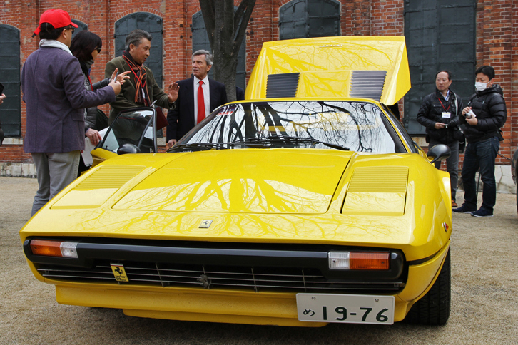 オーナーの説明に耳を傾けながら、1976年「フェラーリ308GTB」を審査中のフィオラヴァンティ氏。御年78になるが、予定されていた2時間をオーバーする間、まったく休憩なしで審査に没頭。それ以外にも開会のあいさつから入賞者の表彰、次から次へとねだられるサインや記念撮影への対応と、朝10時前に来場してから16時過ぎの閉会まで、ほとんど動きっぱなし。その集中力と体力、そして周囲への心配りには脱帽。