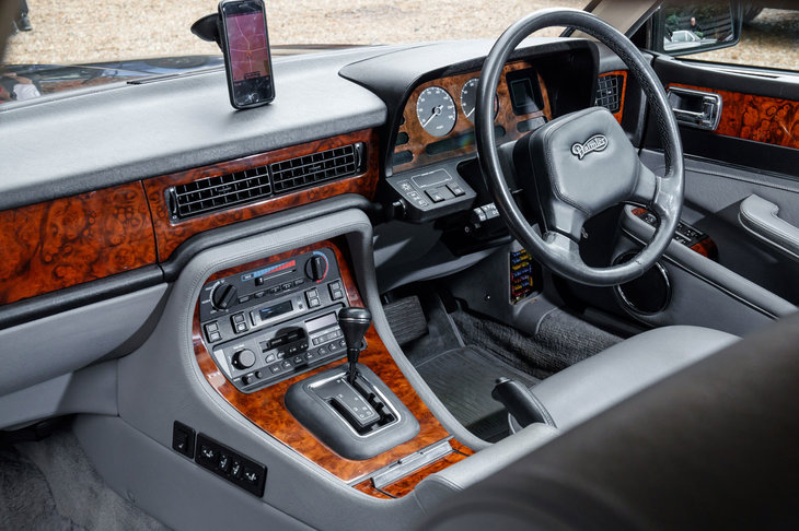 「XJ40」のインテリア。“Jゲート”と呼ばれる特徴的なシフトゲートは、後のモデルにも引き継がれた。