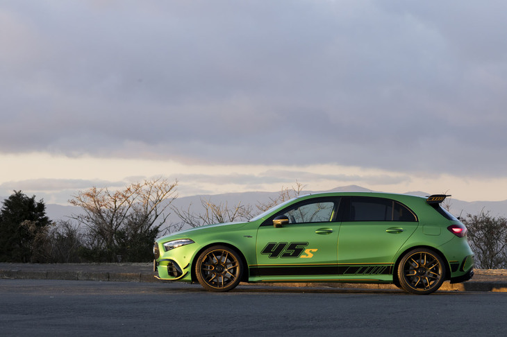 ボディーカラーはこの試乗車の「AMGグリーンヘルマグノ（マット）」（限定50台）と「MANUFAKTURマウンテングレーマグノ（マット）」（同150台）、そして「ポーラーホワイト（ソリッド）」（同100台）の全3種類。フロントドアには「45S」と大書されている。