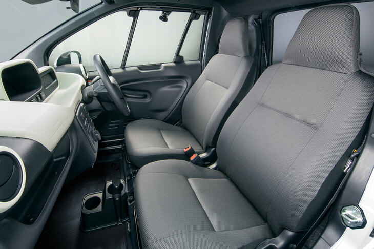 室内幅は1100mmで、2座のシートは横に並んで座るかたちで配置される。シート後方にはラゲッジスペースも設けられている。