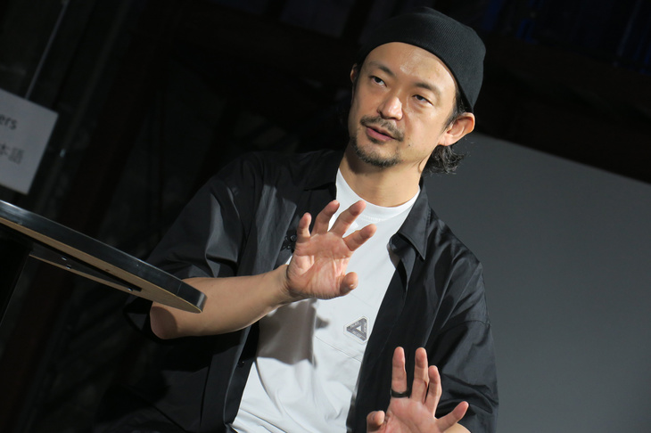 広告やエンターテインメント、建築、都市開発など、幅広い分野でメディアアートのプロジェクトを手掛けるクリエイターの真鍋大渡氏。家族そろってのアウディオーナーで、自身も「アウディ100」を20万km走らせたという。発表会では自身の活動やアウディの最近の取り組みに触れ、人の可能性を広げる技術の在り方について語った。