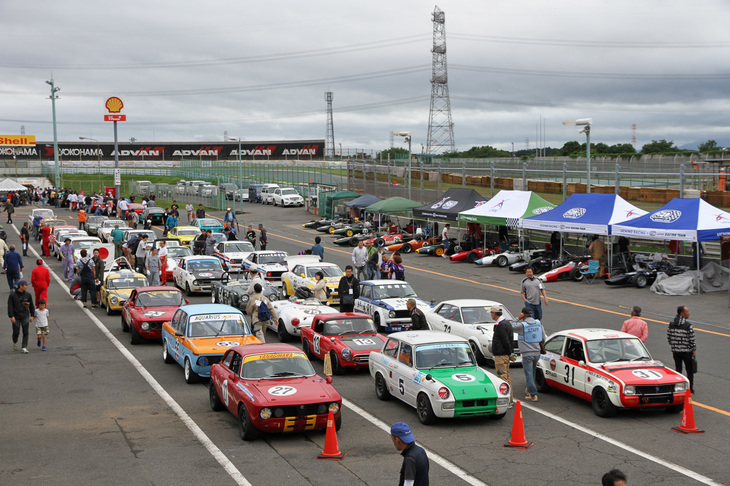 予選開始前、パドックに並んだエントリー車両。