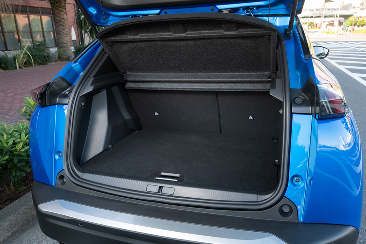 荷室容量は従来モデルより74リッター大きい434リッター。可動式のフロアボードを上段にセットすると、荷室開口部や格納時の後席背もたれと、床面が同じ高さになる。
