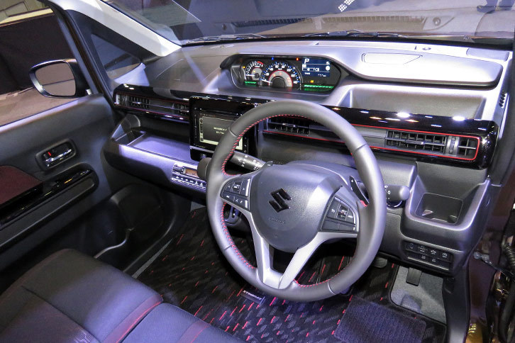 「ワゴンRスティングレー ハイブリッドT」のインストゥルメントパネルまわり。