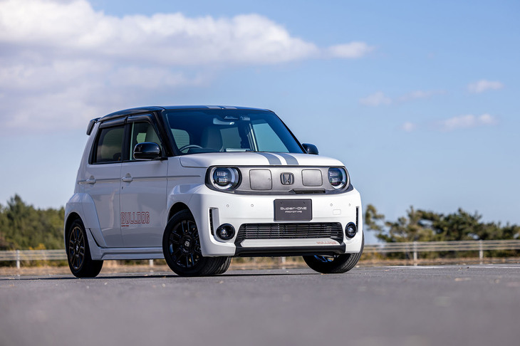 ジャパンモビリティショー2025でワールドプレミアされたホンダの新型電気自動車「Super-ONE Prototype（スーパーONE プロトタイプ）」を、ホンダアクセスがカスタマイズした開発試作モデル。名づけて「REIWA BULLDOG」である。今回、ホンダアクセスとM-TEC（無限）が共同で行った報道関係者向けの試乗イベントで初披露された。