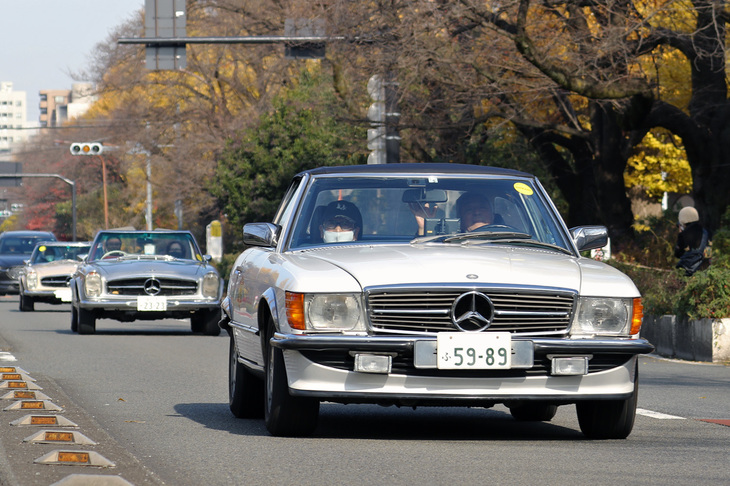 同じく大学通りにて。1971年に出た3代目「メルセデス・ベンツSL」（R107）に、その前の世代の「280SL」（W113）が2台続いている。