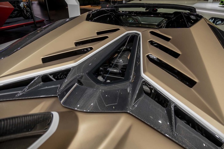 ランボルギーニ・アヴェンタドールSVJロードスター（デタッチャブル式エンジンフード）