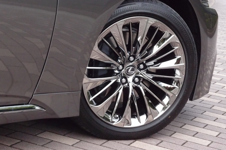 LS500h“バージョンL”（フロントホイール）