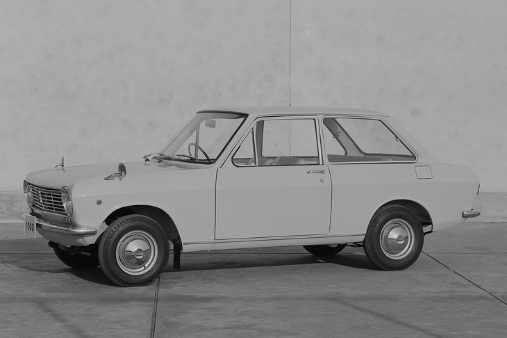 1996年に発売された初代「ダットサン・サニー デラックス」。