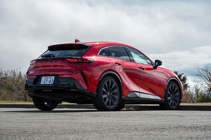 スタイリングはSUVだが、ボディーの全高は1570mm（「RS」の場合）に抑えられている。キャビンを絞り込んで張り出させたリアフェンダーがデザイナーのこだわりポイントとのこと。