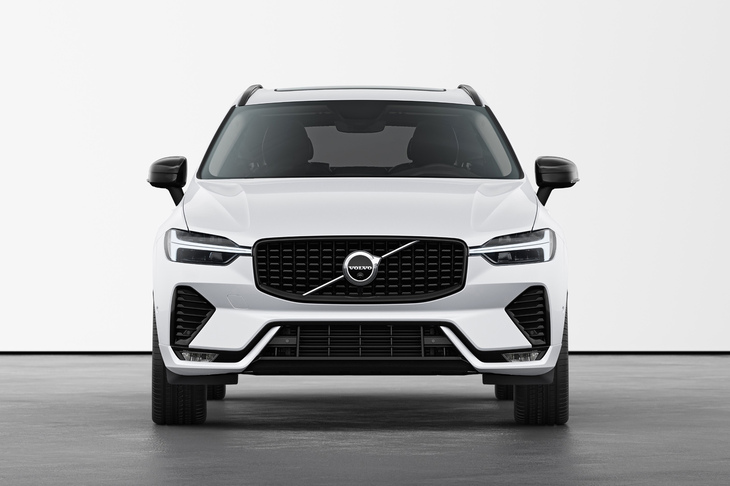 「XC60ウルトラB5 AWDダークエディション」のフロントビュー。グリルやドアミラーカバー、専用のフロントバンパーなどにグロッシーブラックのアクセントが備わる。