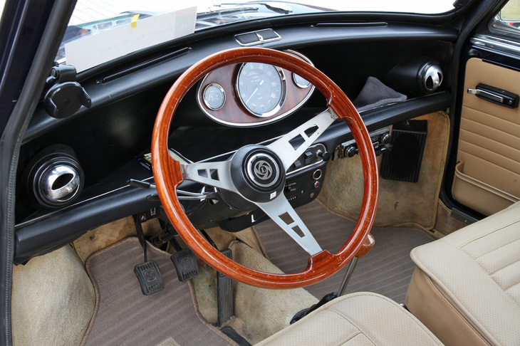 「イノチェンティMIni 1001エクスポート」の室内。ウッドリムのステアリングホイールや木目化粧板張りのメーターパネルなど、本国版より高級な仕立て。