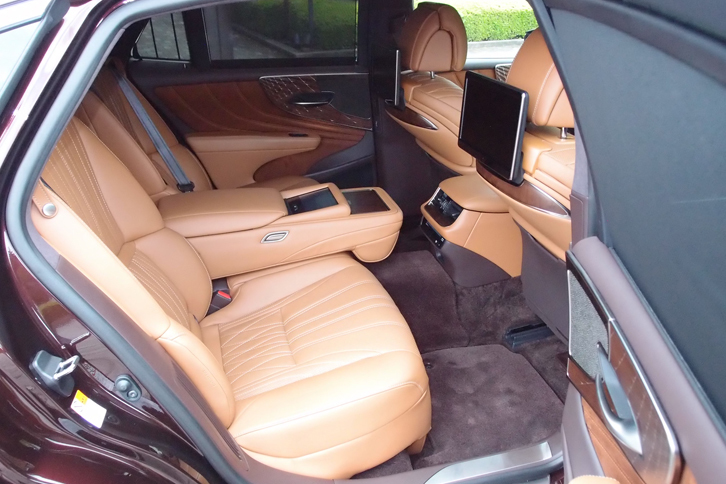 LS500h“エグゼクティブ”（リアシート）