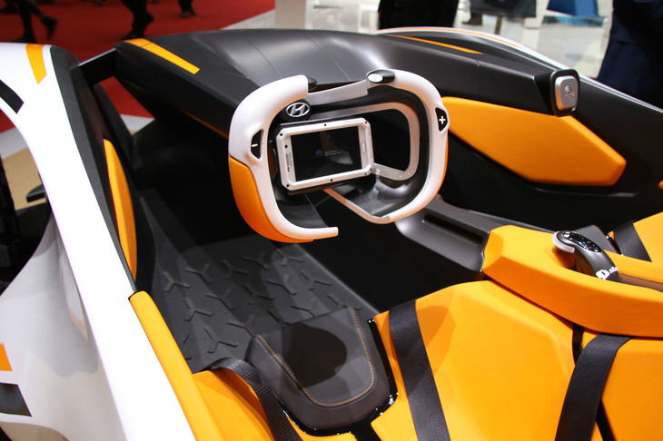 EV時代のバギーを模索したというIEDトリノの「カイト」。写真はそのコックピット。