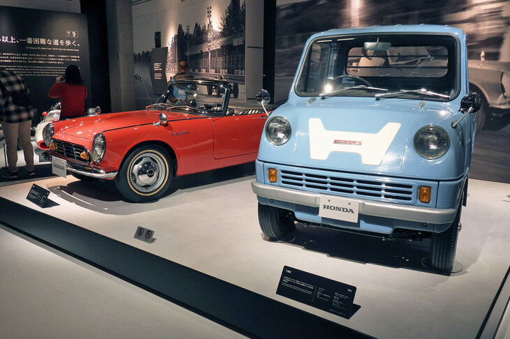 ここにきて、ようやく四輪車が登場。写真右が、ホンダ初の量産市販四輪車である「T360」。同左が、ホンダ初の量産市販四輪乗用車「S500」（ともに1963年）。ホンダ初の“クルマ”が4気筒・4キャブ（！）の軽トラだったのは有名な話。またS500には赤い車体色も用意されたが、当時は赤は消防車などの特殊なクルマのみに許された色で、担当者は足しげく運輸省（現在の国土交通省）に通い、市販車への採用を実現したという。