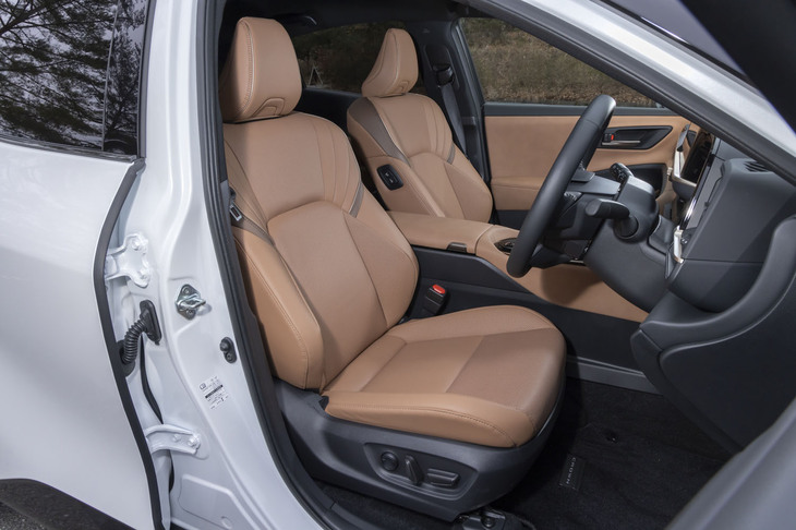 シート表皮は本革。助手席の肩口に運転席と後席からでも座面と背もたれを操作できるスイッチが備わっている。