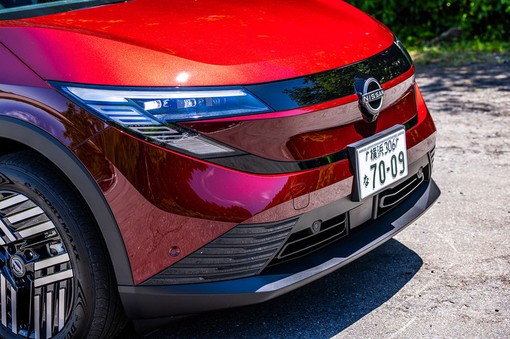 今回試乗したのは車両本体価格が473万8800円の「リーフB5 X」。最上級の「G」グレードではフロントグリル部分に左右のヘッドランプを結ぶようにLEDランプが備わるが、このXグレードでは省略されている。