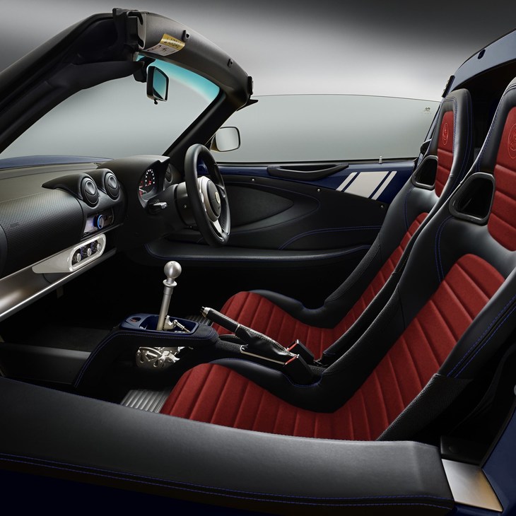 「ブルー／ホワイト」のインテリア。このカラーリングのみ、エクステリアでは採用していないレッドをシートセンターにチョイスしている。