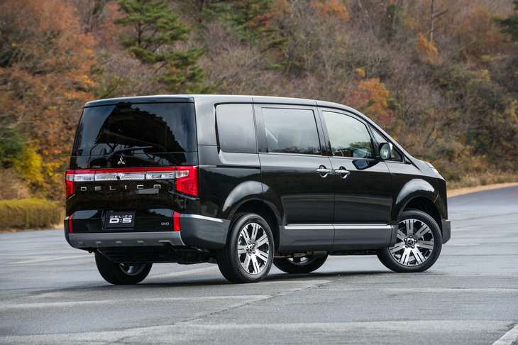 最低地上高は185mm。数値上は従来型の210mmよりも低くなっているが、測定する場所が変更になっているそうで、実質的な悪路走破性は変わっていないとのこと。