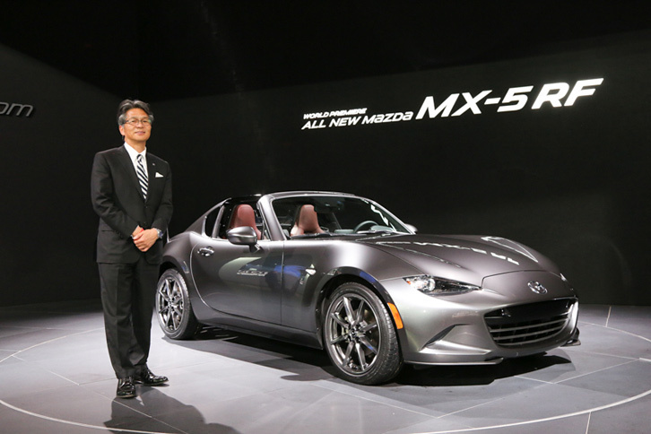 「マツダMX-5 RF（日本名：ロードスターRF）」と、ロードスターの開発主査を務めるマツダの山本修弘（やまもと のぶひろ）氏。