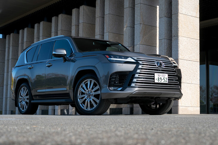 巨大なスピンドルグリルが目を引く「レクサスLX」。基本コンポーネントを「トヨタ・ランドクルーザー」と共用する同車だが、実は車両を構成する部品の7割は独自のものとなっており、よく見ると各部の意匠も大きく異なっている。（写真：向後一宏）