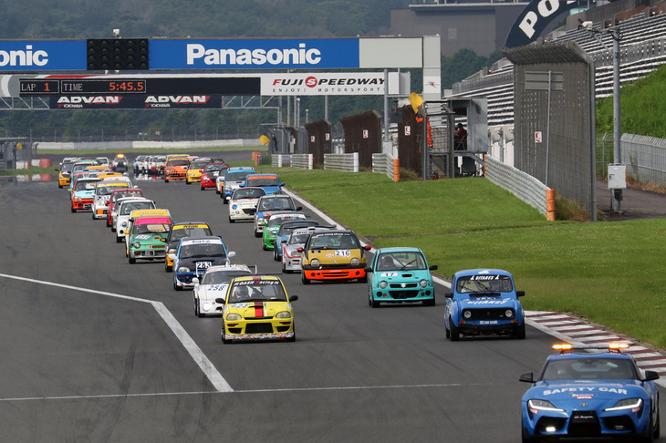 隊列を整えながら1周を終え、2周目の1コーナーに向かうマシン群。スタートの1ラップに5分以上かかっていることがおわかりだろう。