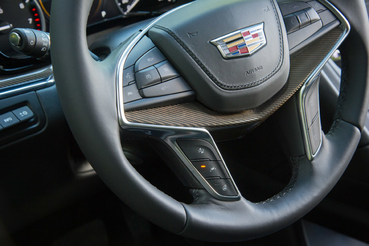 ヒーター付きの本革巻きステアリングホイール。前走車追従クルーズコントロールのコントローラーに加え、自動緊急ブレーキや車線維持支援システムのオン／オフスイッチもここに備わる。