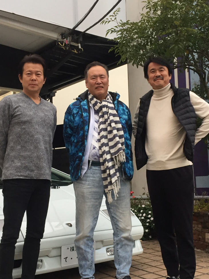 「カウンタック」の前で最近撮影した3ショット。中央がスーパーカーブームの当時、シーサイドモーターの営業マンであった鞍 和彦氏、左がエノテン。カウンタックの日本輸入第1号車の価格は1750万円であったという。