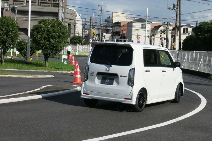 システムはハンドルを切った状態でも作動するが、ウインカーが出ていると加速を容認する。また“トヨタ版”とは違い、シフトポジションが「P」や「N」の状態でも“誤操作”と判断すればエンジンの回転を抑制する。