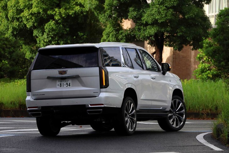 エアサスペンションと磁性流体ダンパー、そして現行型から採用の4輪独立懸架により、高い快適性を備えていた5代目「エスカレード」だが、今回の改良で、それにもより磨きがかかった感がある。