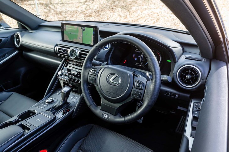 室内は、水平基調のインストゥルメントで横方向の広がりを強調。一方で、新たに円形のエアコン吹き出し口が採用された。