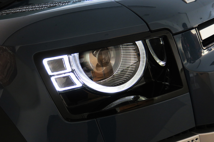 ランドローバー・ディフェンダー110 SE エクスプローラーパック装着車（ヘッドランプ）