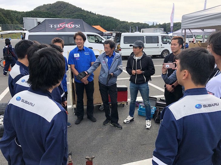 すべてのレースが終了し、最後の終礼をしている様子です。終礼では毎回、監督、ドライバー、ディーラーメカニックさんがひとりずつ今大会についての感想を述べます。ディーラーメカニックさんの中には作業についての感想だけでなく、「レースをまた見に来たい」「とても楽しかった」とコメントをしてくれた方もいて、うれしかったです！