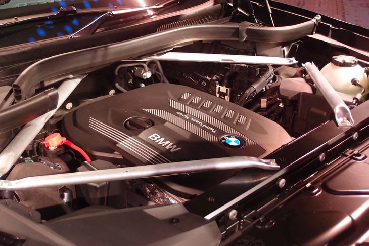 「X7 xDrive35dデザイン・ピュア・エクセレンス」のディーゼルターボエンジン。最高出力265ps/4000rpm、最大トルク620Nm/2000-2500rpmを発生する。