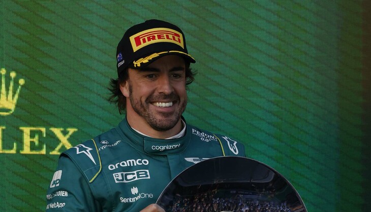 今シーズンは、アストンマーティンに移籍したばかりの大ベテラン、フェルナンド・アロンソ（写真）が表彰台の常連となっている。2026年のドライバーラインナップを予想するのは時期尚早だが、アストンマーティンのシートのうち1つはオーナーの息子ランスに確約されているといってよく、事実上、1つしか空きはできない。現役最年長ドライバーにして3年後には45歳になる2冠王者アロンソが、その1席を虎視眈々（たんたん）と狙っているであろうことは想像に難くない。（写真：Aston Martin）