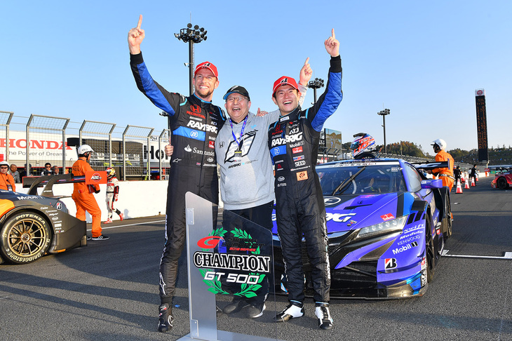 チャンピオン獲得を喜ぶ、TEAM KUNIMITSUの3人。写真左からジェンソン・バトン、高橋国光総監督、そして山本尚貴。