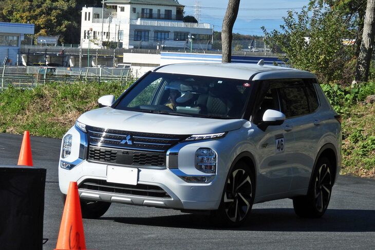 マツダが主催に名を連ねる走行会だが、参加車両はバラエティー豊か。ド迫力の「三菱アウトランダー」に……。