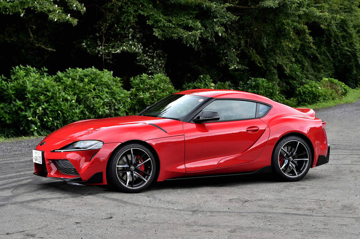 
	【トヨタ・スープラRZのスペック】
	ボディーサイズ：全長×全幅×全高＝4380×1865×1290mm／ホイールベース：2470mm／車重：1520kg／駆動方式：FR／エンジン：3リッター直6 DOHC 24バルブ ターボ／トランスミッション：8段AT／最高出力：340PS（250kW）/5000rpm／最大トルク：500N・m（51.0kgf・m）/1600-4500rpm／タイヤ：（前）255/35ZR19 96Y／（後）275/35ZR19 100Y（ミシュラン・パイロットスーパースポーツ）／燃費：12.2km/リッター（WLTCモード）／価格：690万円

	
	【取材時の燃費データ】
	テスト距離： 226.3km（市街地1：高速道路8：山岳路1）／使用燃料：26.6リッター（ハイオクガソリン）／参考燃費：8.5km/リッター（満タン法）／8.9km/リッター（車載燃費計計測値） 
	