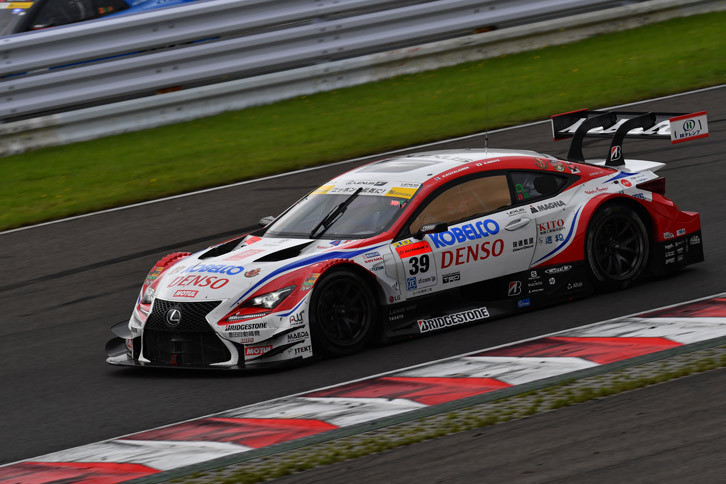 No.39 DENSO KOBELCO SARD RC F（ヘイキ・コバライネン／平手晃平）は8番スタートから猛烈な追い上げを見せ、2位を獲得した。