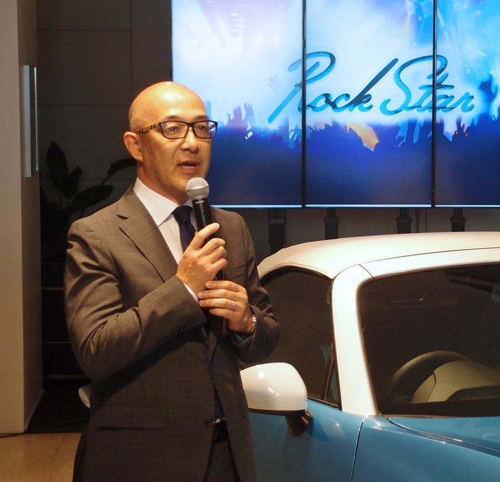 「ロックスター」について説明する光岡自動車の渡辺 稔 執行役員。企画の発端となっているのは、渡辺氏が若かりし頃にアメリカ・カリフォルニア州で目にした「フォルクスワーゲン・カルマンギア」や「ポルシェ914」だったという。